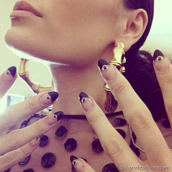 Jessie J decorou suas unhas inglesinhas com aplicação de acessório de metal dourado